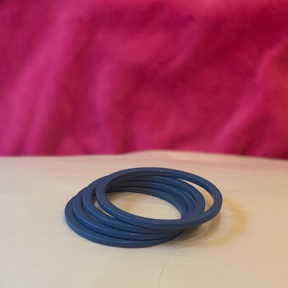 Set of four (4) | vintage (1950s/1960s) | blue plastic costume jewelry bangles - Picture 8 of 10